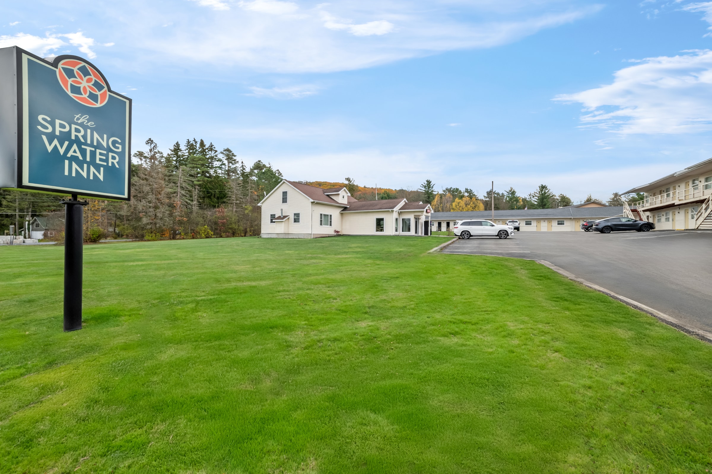 Spring Water Inn sign, lawn, and hotel exterior